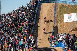 Zuschauermengen und eine steile Abfahrt nach einer langen Treppe