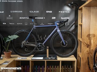 No. 22 Rennrad am Stand von Light Wolf Studio aus Dresden