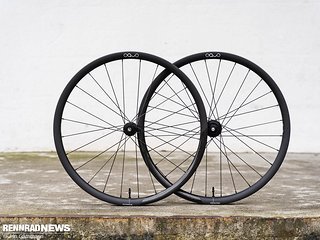 Der Oquo RC25 Team Laufradsatz ist für den Gravel- und Allroad-Einsatz gedacht. Der Oquo RC25 Team Laufradsatz ist für den Gravel- und Allroad-Einsatz gedacht.