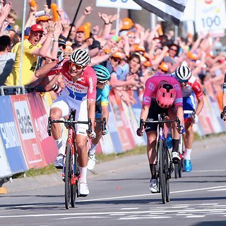 Mathieu van der Poel zog einen langen Zielsprint erfolgreich durch