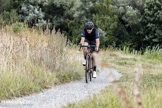 Gerade auf langen Gravel Strecken bringt das Allroad „Sitzpaket“ spürbare Entlastung.