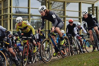 Luis Neff (Nummer 28) startete bei der Cyclocross DM 2023 aus einer hinteren Position und mit Schaltwerk-Handicap.