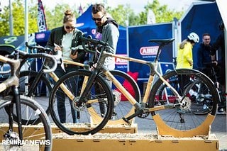 In Ghana lässt MyBoo Rahmen aus Bambusrohren, verbunden mit Flachsfasern und Epoxidharz fertigen. Die Gravel Bikes sind das erste primär sportlich gemeinte Rad der holsteinischen Firma.