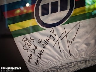 Tony Martin bedankte sich mit einem Original-WM-Trikot