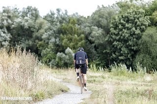 Ein Effekt des Federns auf das Sitz- und Trittgefühl ist dabei zwar vorhanden, aber bei Weitem nicht so gravierend, dass man den Komfortvorteil dafür eintauschen würde.