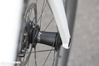 Zum Einsatz kommt die Zipp ZR1 Nabe. Zum Einsatz kommt die Zipp ZR1 Nabe.