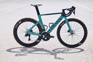 Das Canyon Aeroad 2022 kommt mit neuen Komponenten und Farben, hier Pale Green am CF SLX-Modell mit der neuen Shimano Ultegra 2x12