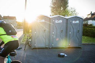 Falls ihr jemals an diesen Dixi-Toiletten in Busigny vorbeikommen solltet, würde ich euch ganz, ganz, ganz, ganz dringend raten, die mittlere oder die rechte Kabine zu wählen. Falls ihr jemals an diesen Dixi-Toiletten in Busigny vorbeikommen solltet, würde ich euch ganz, ganz, ganz, ganz dringend raten, die mittlere oder die rechte Kabine zu wählen.