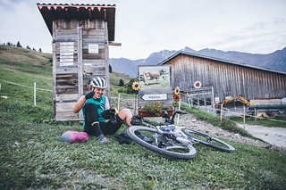 In Riein (Dutjer Alp) genieße ich nochmals eine kurze Pause, bevor ich die letzte Abfahrt des Tages bei Tageslicht in Angriff nehme.