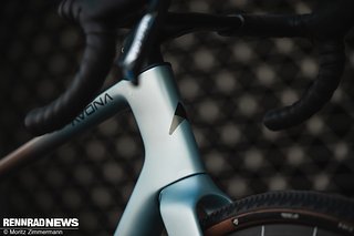 Das lange, schmale Steuerrohr soll besonders gut mit dem schnittigen Faserwerk Luftschneider-Cockpit harmonieren