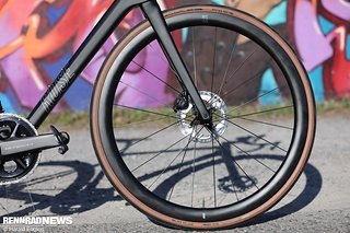 Rose stattet das Reveal 06 mit eigenen Carbon-Aero-Laufrädern aus. Rose stattet das Reveal 06 mit eigenen Carbon-Aero-Laufrädern aus.