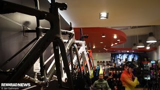 Specialized hat kein Concept-Store, sondern ein echtes Geschäft, in dem man 2020er Räder sofort kaufen kann