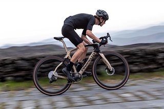 Das Pinarello Grevil F Gravel Bike ist ein  Racer mit komfortabler Sitzposition.