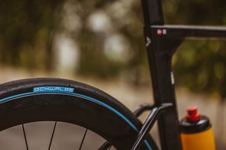 Ein Schwalbe Aerothan Rennrad-Reifen soll 164 g in 28 mm wiegen