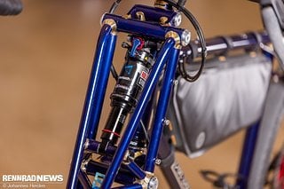 Der RockShox Monarch Hinterbau-Dämpfer erhielt bei Suspension Express aus Österreich ein weicheres Custom-Tuning.