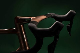 Der Lenker wird natürlich zu 100 % auf Maß gefertigt und mit Leder bezogen.