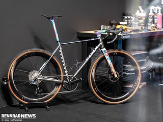 Dieses Gravel Bike von Jaegher mit einer Lackierung wie Jahrmarkt-Ballons entdeckten wir bei Classified