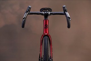 Das Cockpit kommt mit dem Seido Tackle Lenker, der 16° Flare bietet und Kontrolle satt bieten soll. Das Cockpit kommt mit dem Seido Tackle Lenker, der 16° Flare bietet und Kontrolle satt bieten soll.