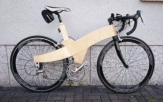 Birkenholz-Rennrad komplettiert mit Teileresten