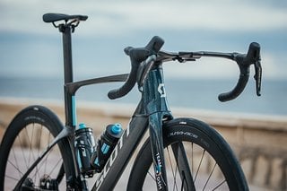 Wie an einem modernen Aero-Rennrad üblich, sind die Leitungen und Kabel natürlich komplett in Rahmen und Cockpit integriert