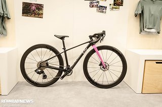Neben dem Giant Seek gibt es übrigens auch von Liv ein äquivalentes Rad für junge Fahrerinnen, die ein feminineres Design bevorzugen. Neben dem Giant Seek gibt es übrigens auch von Liv ein äquivalentes Rad für junge Fahrerinnen, die ein feminineres Design bevorzugen.