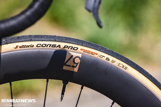 Reserve 57 mm Aero-Laufrad vorne mit 29 mm Vittoria Corsa Pro Bereifung. Reserve 57 mm Aero-Laufrad vorne mit 29 mm Vittoria Corsa Pro Bereifung.