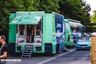 Der Werkstattwagen von Decathlon AG2R glänzt im Türkis des Teams.