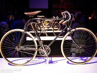 Dieses Peugeot Rennrad datierte die Ausstellung auf 1912