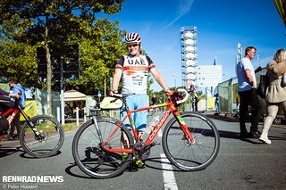 Christian zeigt etliche selbst gebaute Carbon-Details an seinem Racer.