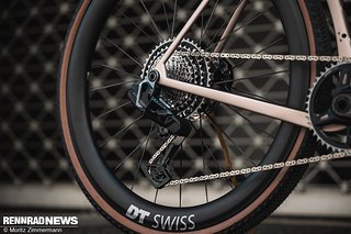 Die SRAM Force XPLR-Variante des Callis ist eine von drei Ausführungen mit SRAM-Gruppe, dazu gesellt sich noch eine Shimano GRX Di2-Version