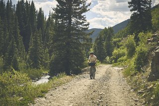 Auch ruppigere Schotterwege sollen dank Fullsuspension ihren Schrecken verlieren.
