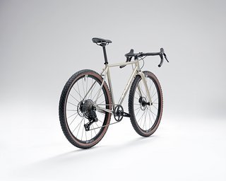 Der Edelstahl-Rahmen soll rostfrei bleiben und wird mit einer Columbus Cross+ Carbongabel kombiniert, bei der Rost ebenfalls unwahrscheinlich ist. Der Edelstahl-Rahmen soll rostfrei bleiben und wird mit einer Columbus Cross+ Carbongabel kombiniert, bei der Rost ebenfalls unwahrscheinlich ist.