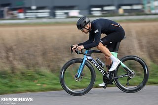 Die Sitzposition ist tief und lang