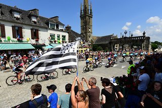 In der Bretagne verlor Tom Dumoulin wichtige Sekunden wegen eines Defektes