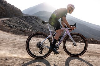 Pinarello hat die Geometrie so ausgelegt, dass sich das Dogma GR ähnlich wie ein Rennrad anfühlt.
