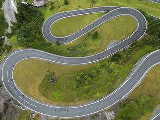 Auf der Passstraße hinunter nach Stuben reiht sich eine Kurve an die andere - doch dank nasser Fahrbahn und einstelligen Temperaturen war bei der Abfahrt vor allem Vorsicht angesagt.