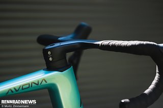 Das einteilige Carbon-Cockpit stammt aus dem Hause Faserwerk. Bei der Bestellung lassen sich Breite und Länge konfigurieren