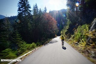 Bergab verzögern Felgen- und Scheibenbremsen zuverlässig