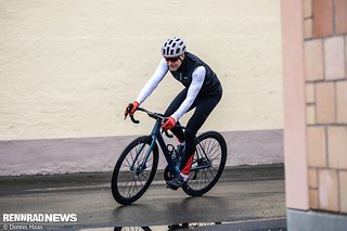 Die Gore Wear C5 Thermo Bib Tights+ überzeugt mit einem guten Schnitt