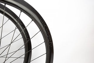 Der Maßstab Eva 45 mm soll Reifenbreiten von 25 mm bis 43 mm fassen und damit von Rennrad bis Gravel eine breite Palette abbilden.