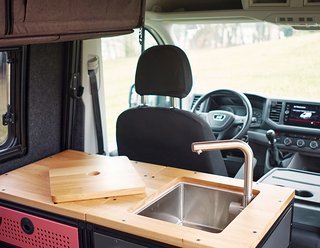 Mit an Bord sind in der Rick-Edition Waschbecken, Kühlschrank und ein Autarkie-Paket für Strom. Mit an Bord sind in der Rick-Edition Waschbecken, Kühlschrank und ein Autarkie-Paket für Strom.