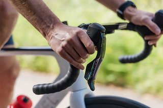 Die Ergonomie der Schalt-Brems-Griffe passt auch gut zu kleinen Händen.