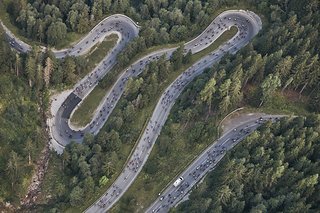 Die lange Schlange der Teilnehmenden im Pässerausch.