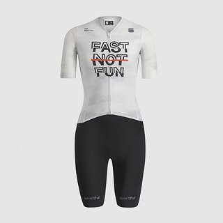 Der Fast Not Fun Gravel Suit bietet auf nicht ganz ernst gemeinte Weise Aero-Vorteile und soll zu Höchstleistungen beim nächsten Rennen motivieren. Der Fast Not Fun Gravel Suit bietet auf nicht ganz ernst gemeinte Weise Aero-Vorteile und soll zu Höchstleistungen beim nächsten Rennen motivieren.