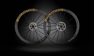 Die Laufräder sind auf 99 Sätze limitiert, entsprechen aber mit ihren Ceramicspeed Lagern technisch den Meilenstein Schwarz Laufrädern.