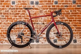 Das Sturdy Cycles Fiadh hüllt edles Titan in rote Ceracote-Beschichtung.