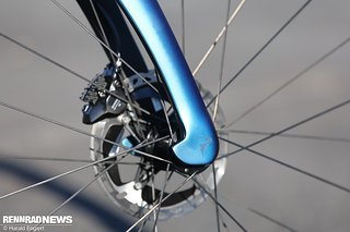 Geschlossene Achsaufnahme zur Aero-Optimierung an der Front. Geschlossene Achsaufnahme zur Aero-Optimierung an der Front.