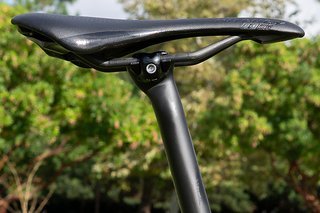 Eine einzelne Imbus-Schaube an der Seite fixiert die Klemmplatte und erlaubt eine stufenlose Justierung.