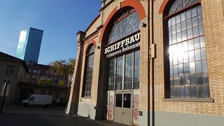 Die neuesten Räder werden in historischen Hallen präsentiert.