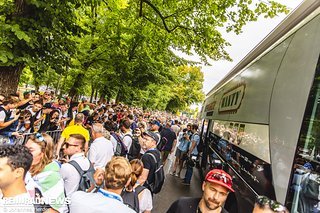 Jetzt wird es hier eng, denn viele prominente Fahrer rollen durch.